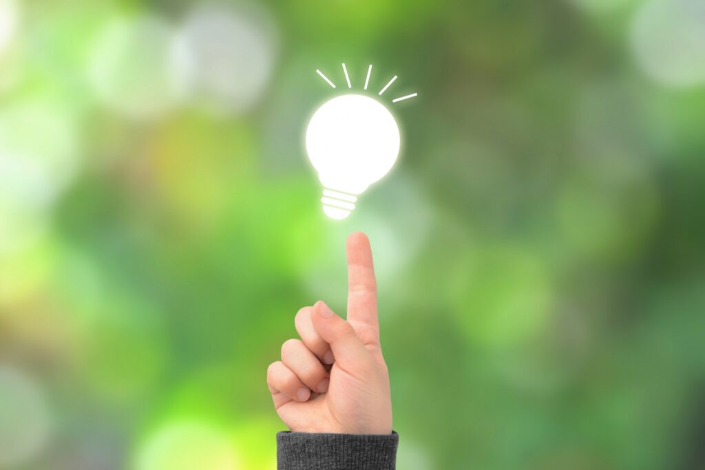 人差し指の上に電球が光る