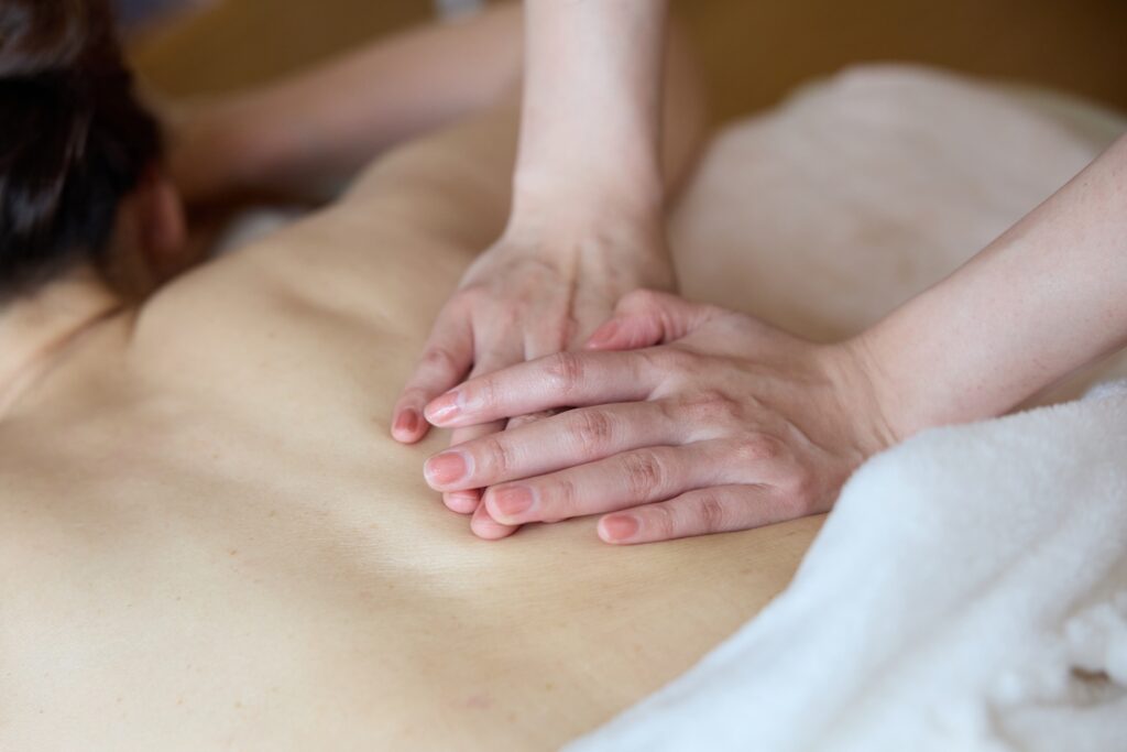 背中のマッサージ