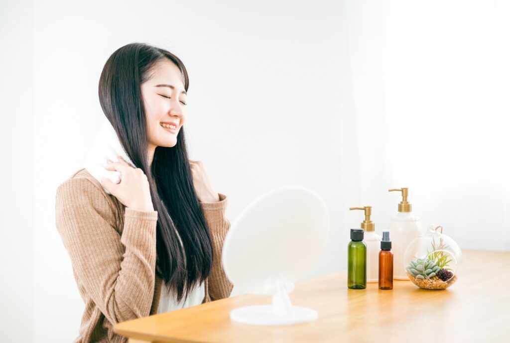 首を温めている女性