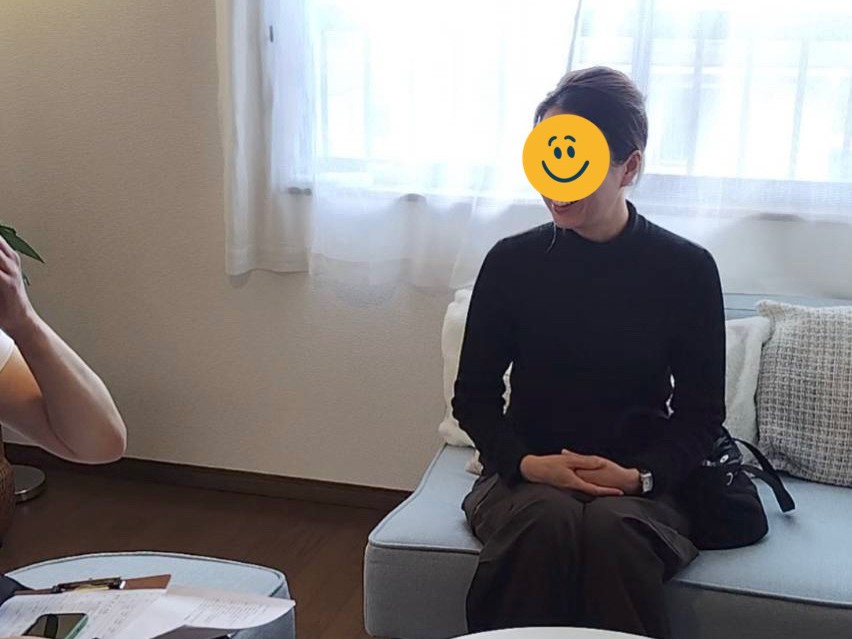 笑顔でリラックスする女性